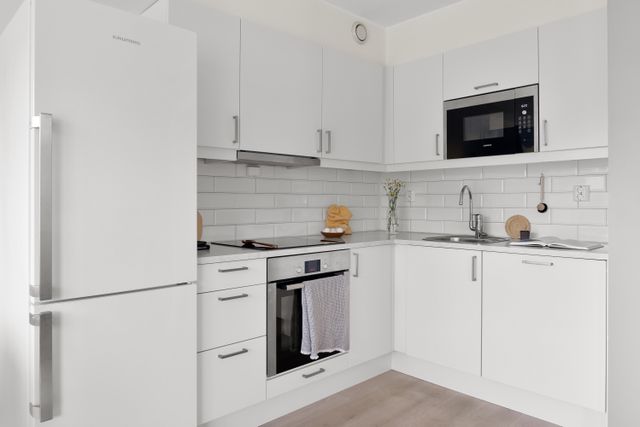 Junk Off hämtar ett gammalt kylskåp för miljövänlig bortforsling hemma hos kunden